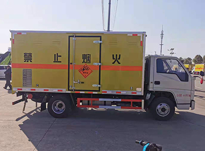 富源爆破器材运输车工人安全操作规范与智能技术保障